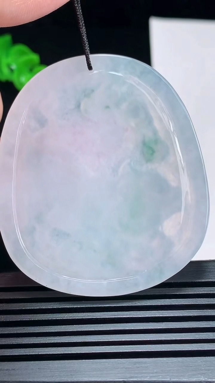 天然A货翡翠飘花生肖猪牌吊坠，尺寸54.6-47.6-5.2 重量:26.44g
7月6日