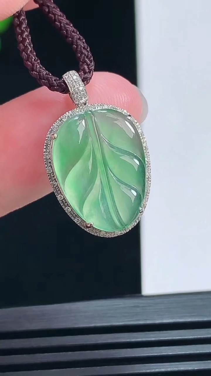 天然A货翡翠金枝玉叶 叶子吊坠，尺寸23-14.3-5，裸石16.5-12.5 重量:1.57g
7