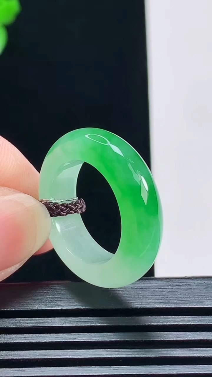 天然A货翡翠玉指环 戒指，尺寸16.6-6-4.2 重量:5.30g2026年7月6日
工厂直销收藏
