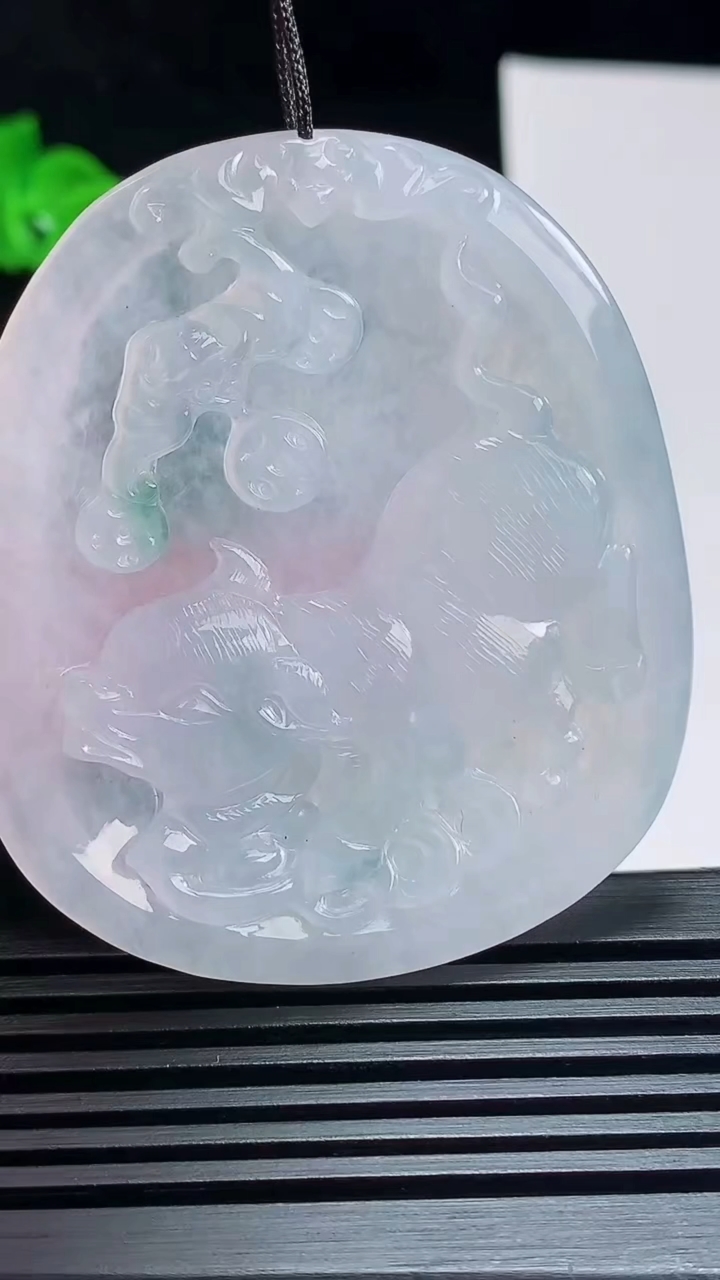 天然A货翡翠飘花生肖猪牌吊坠，尺寸54.6-47.6-5.2 重量:26.44g
7月6日