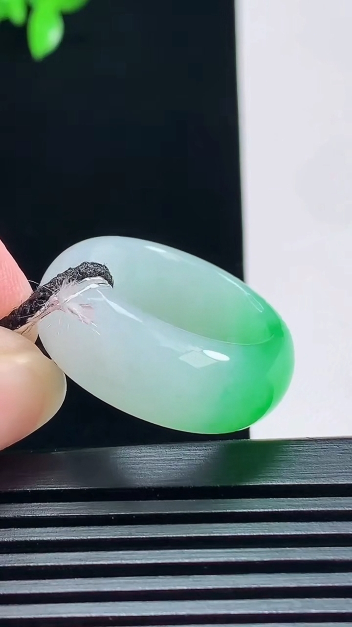 天然A货翡翠玉指环 戒指，尺寸18-9.6-5 重量:9.57g2026年7月6日
工厂直销收藏佳品,种好水足，色泽均匀，有种有色，上手高大气！