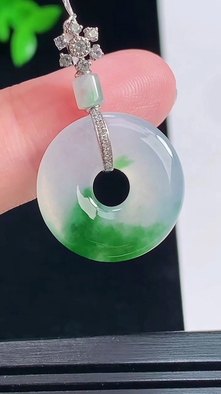 天然A货翡翠平安环吊坠，尺寸31.5-19.2-3.8 重量:3.76g
7月6日