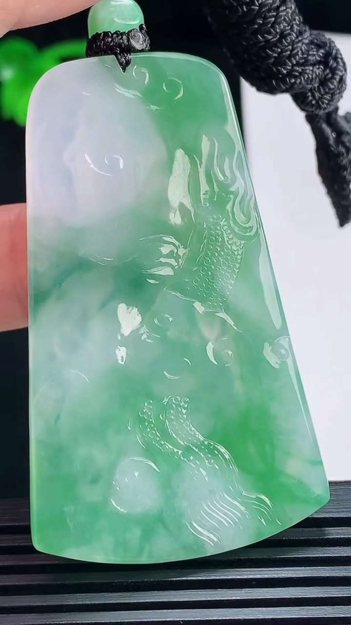 天然A货翡翠御龙大势至菩萨吊坠，尺寸59.5-35.6-5 重量:25.65g
7月6日