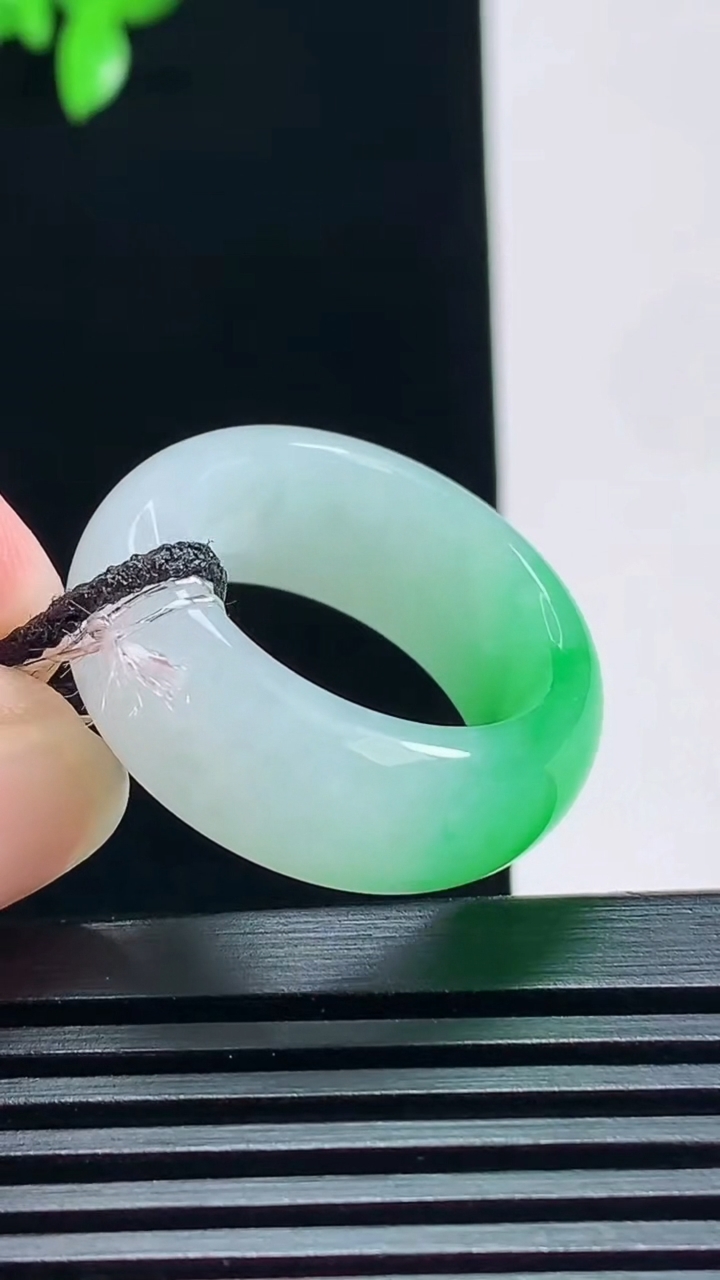 天然A货翡翠玉指环 戒指，尺寸18-9.6-5 重量:9.57g2026年7月6日
工厂直销收藏佳品,种好水足，色泽均匀，有种有色，上手高大气！