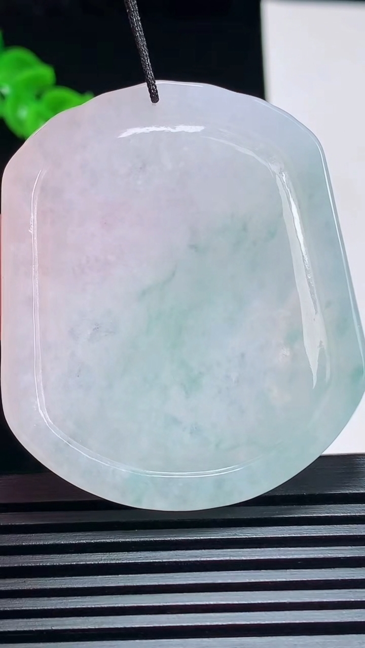 天然A货翡翠飘花生肖马牌吊坠，尺寸51-43.5-5.6 重量:27.31g
7月6日