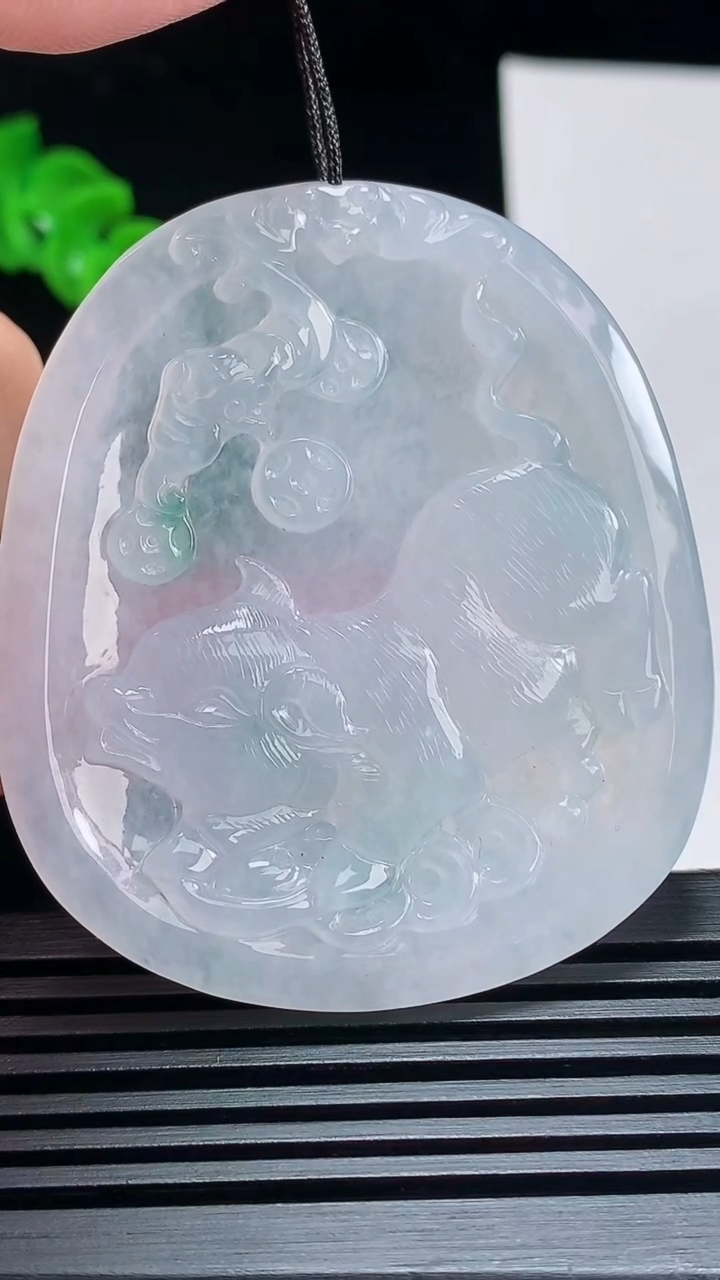 天然A货翡翠飘花生肖猪牌吊坠，尺寸54.6-47.6-5.2 重量:26.44g
7月6日