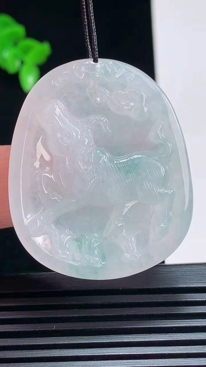 天然A货翡翠飘花生肖牛牌吊坠，尺寸40-33.6-5 重量:13.18g
7月6日