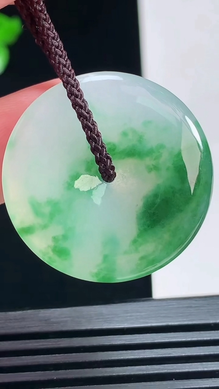 天然A货翡翠平安扣吊坠，尺寸30-4.5重量:9.00g
7月6日