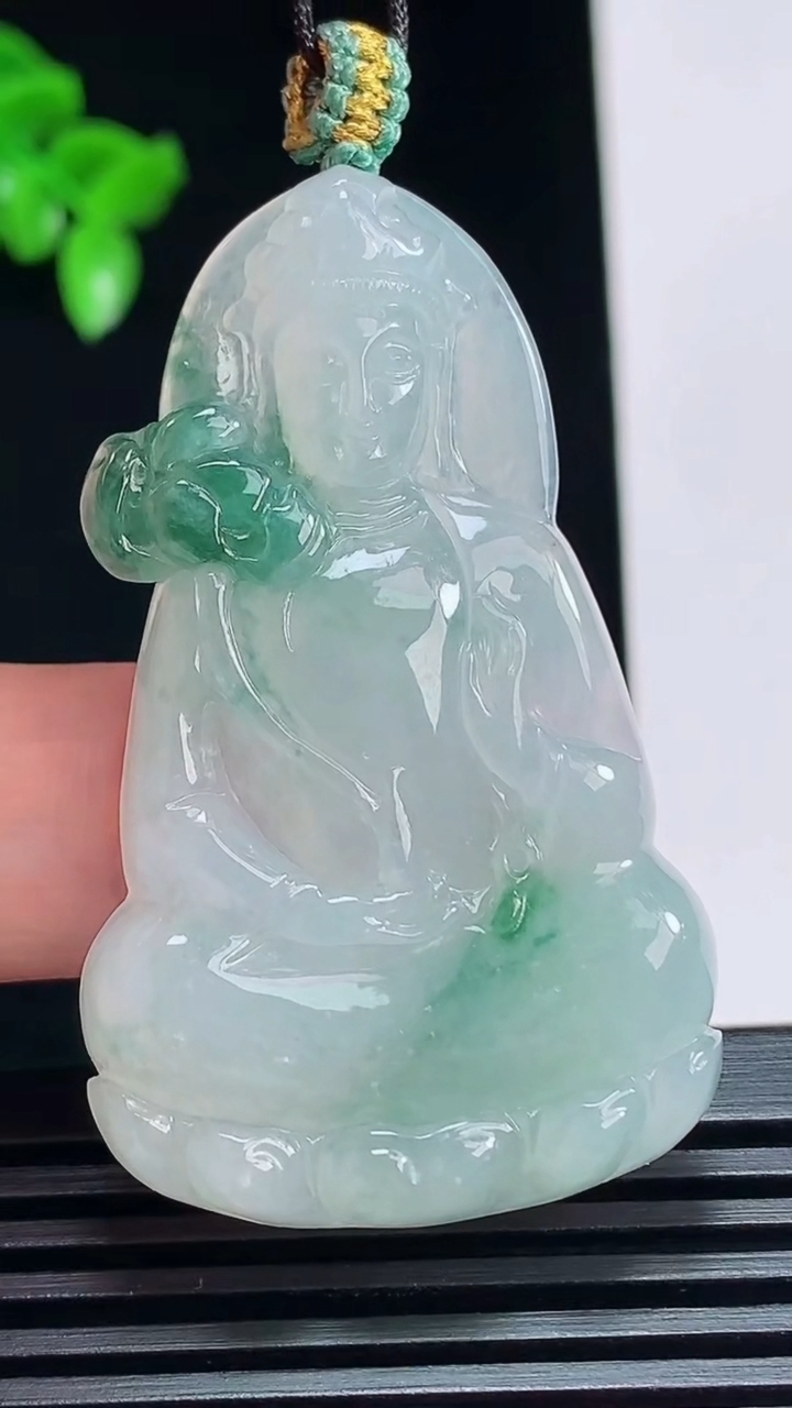 天然A货翡翠飘花大势至菩萨吊坠，尺寸49-30-5.5 重量:15.93g
7月6日