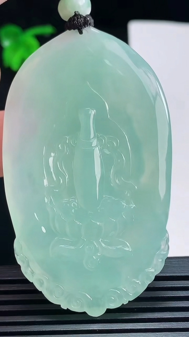 天然A货翡翠大势至菩萨吊坠，尺寸63-38-7.8 重量:36.60g
7月6日