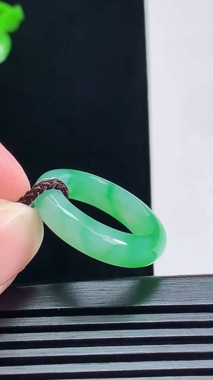 天然A货翡翠玉指环 戒指，尺寸17.6-5.2-3.8 重量:4.00g2026年7月6日
工厂直销收藏佳品,种好水足，色泽均匀，有种有色，上手高大气！