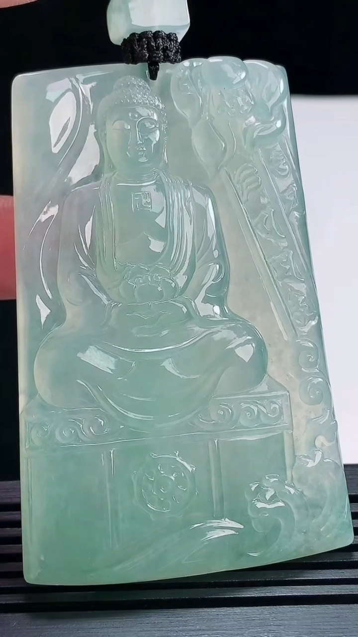 天然A货翡翠大日如来佛吊坠，尺寸69.5-44.5-6.8 重量:57.40g
7月6日