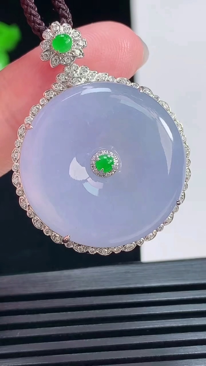天然A货翡翠18k金紫罗兰平安扣吊坠，尺寸37-28-9.2，裸石25 重量:10.78g
7月6日