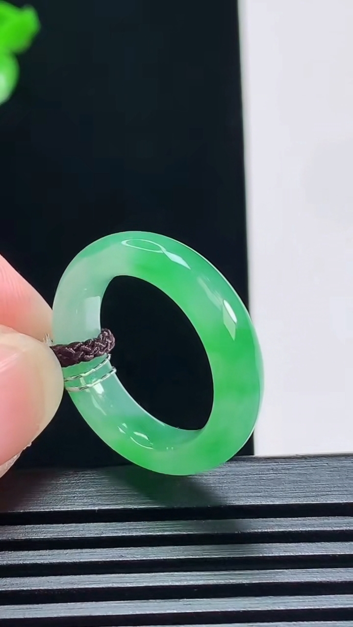 天然A货翡翠玉指环 戒指，尺寸17.6-5.2-3.8 重量:4.00g2026年7月6日
工厂直销收藏佳品,种好水足，色泽均匀，有种有色，上手高大气！