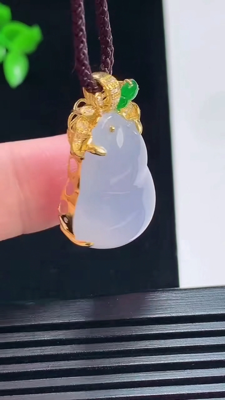 天然A货翡翠种紫罗兰葫芦吊坠，尺寸30.6-17.6-11，裸石24.5-17.5 重量:7.17g
7月6日