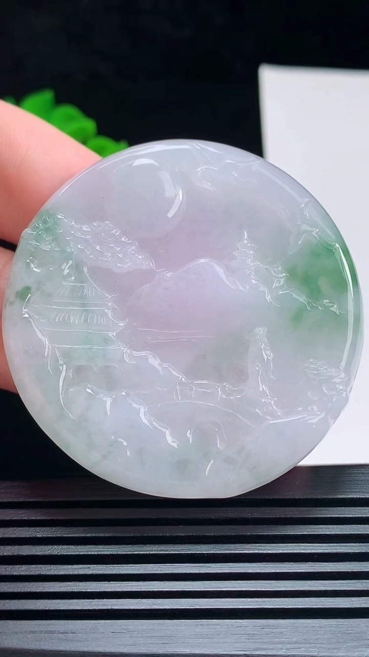 天然A货翡翠山水牌吊坠，尺寸52-5.8 重量:32.20g
7月6日