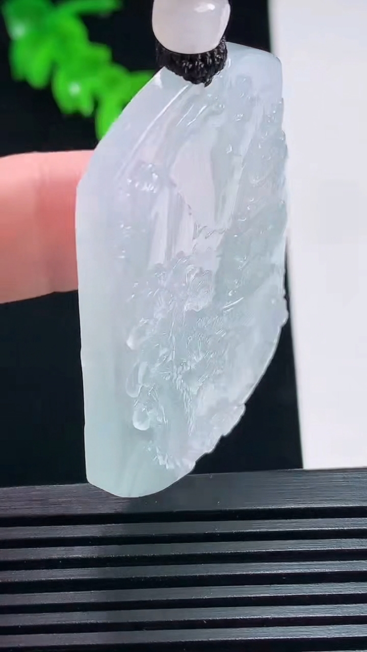 天然A货翡翠种白冰山水牌吊坠，尺寸50-37.5-6.3 重量:28.52g
7月6日