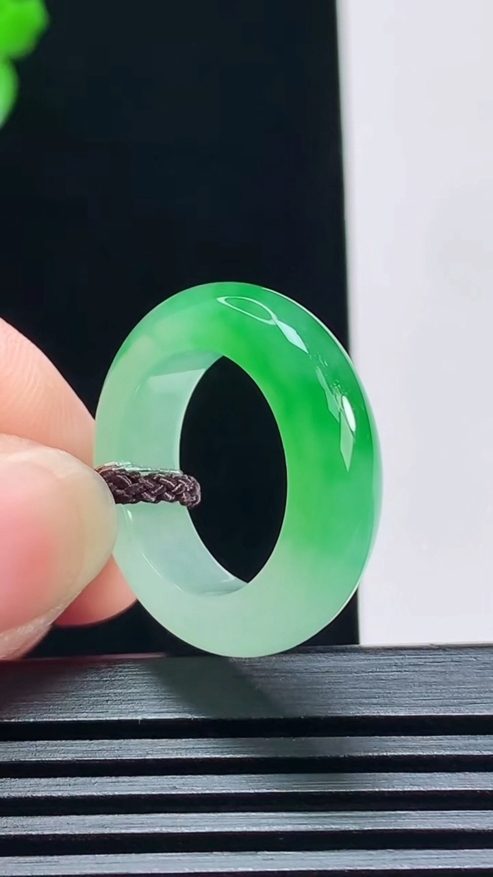 天然A货翡翠玉指环 戒指，尺寸16.6-6-4.2 重量:5.30g2026年7月6日
工厂直销收藏