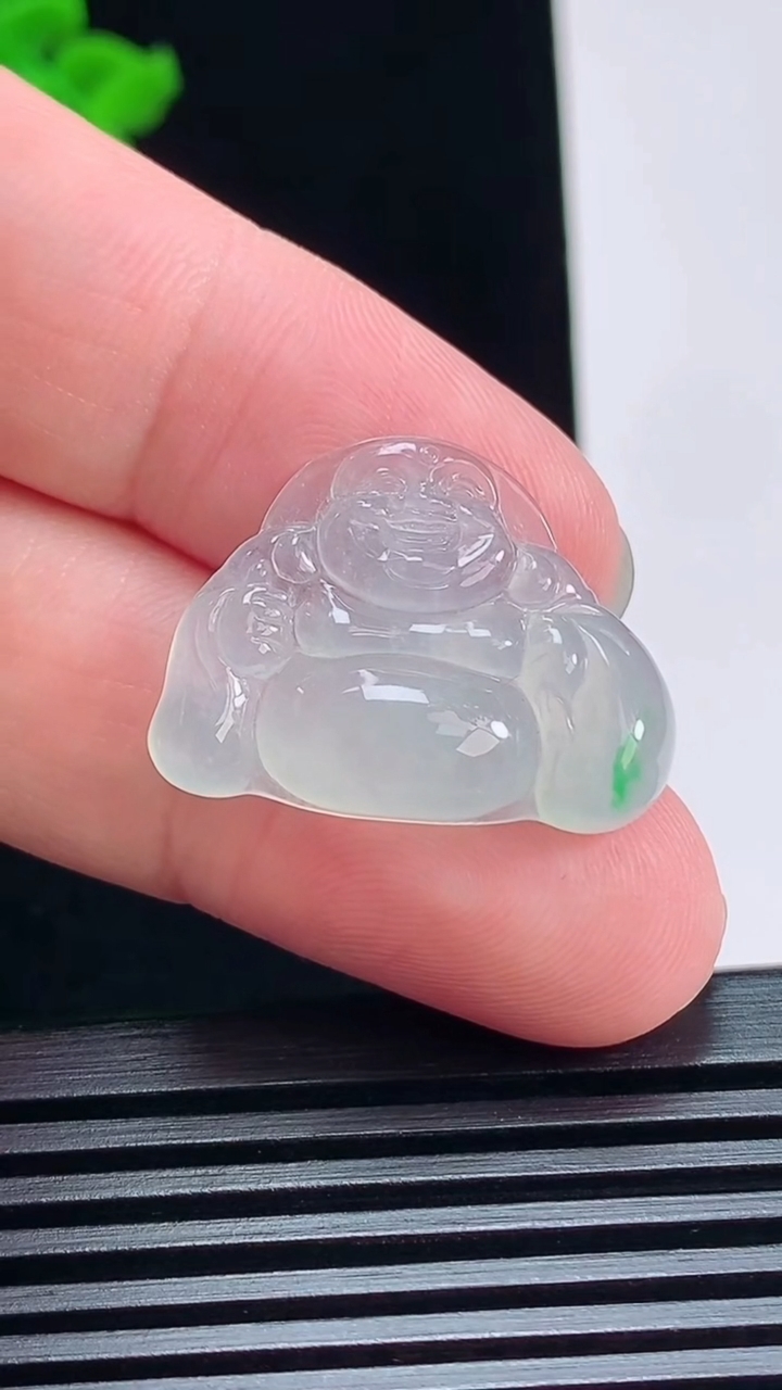 天然A货翡翠布袋佛镶嵌件，尺寸19.3-26-6 重量:4.59g
7月6日