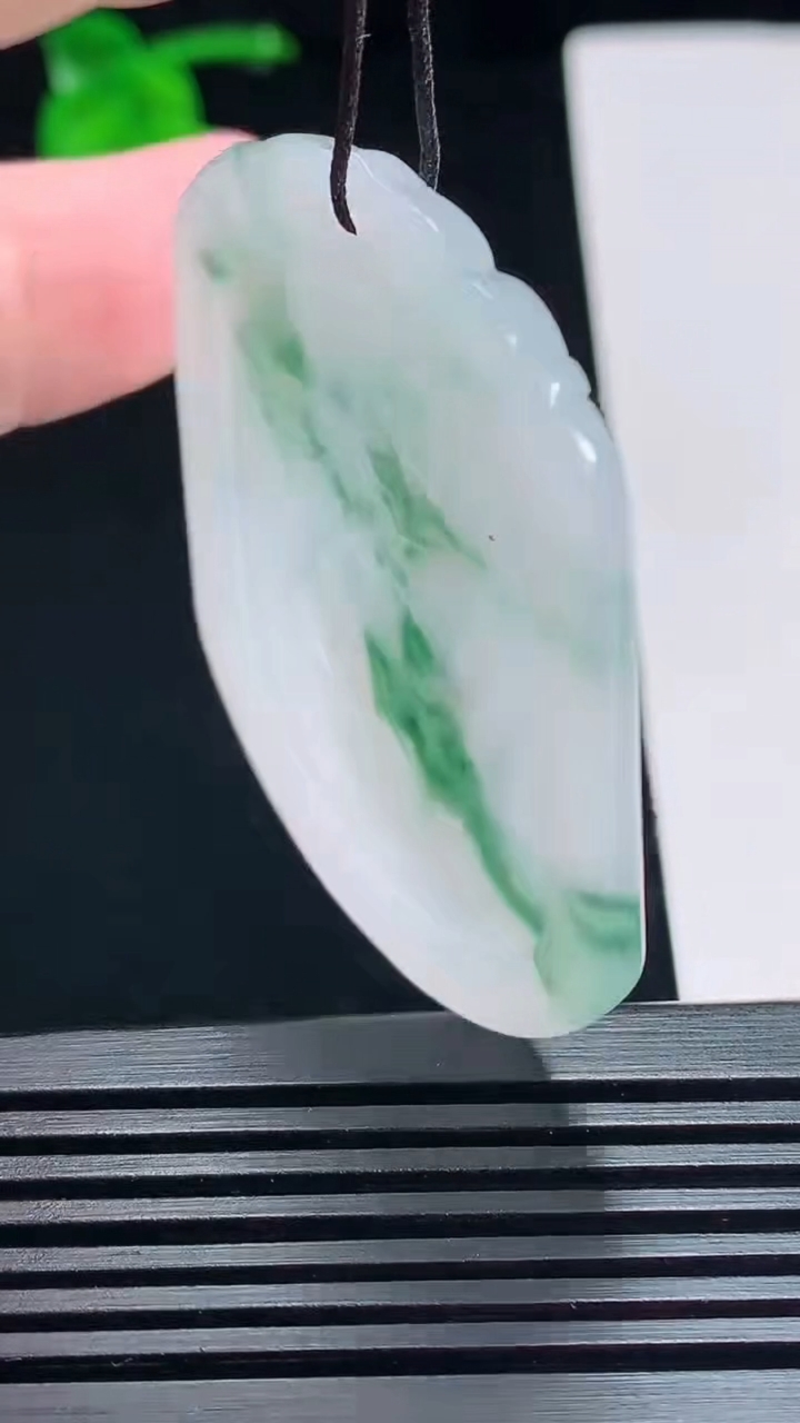 天然A货翡翠冰种飘花生肖鼠牌吊坠，尺寸51-42.6-4 重量:19.15g
7月6日
