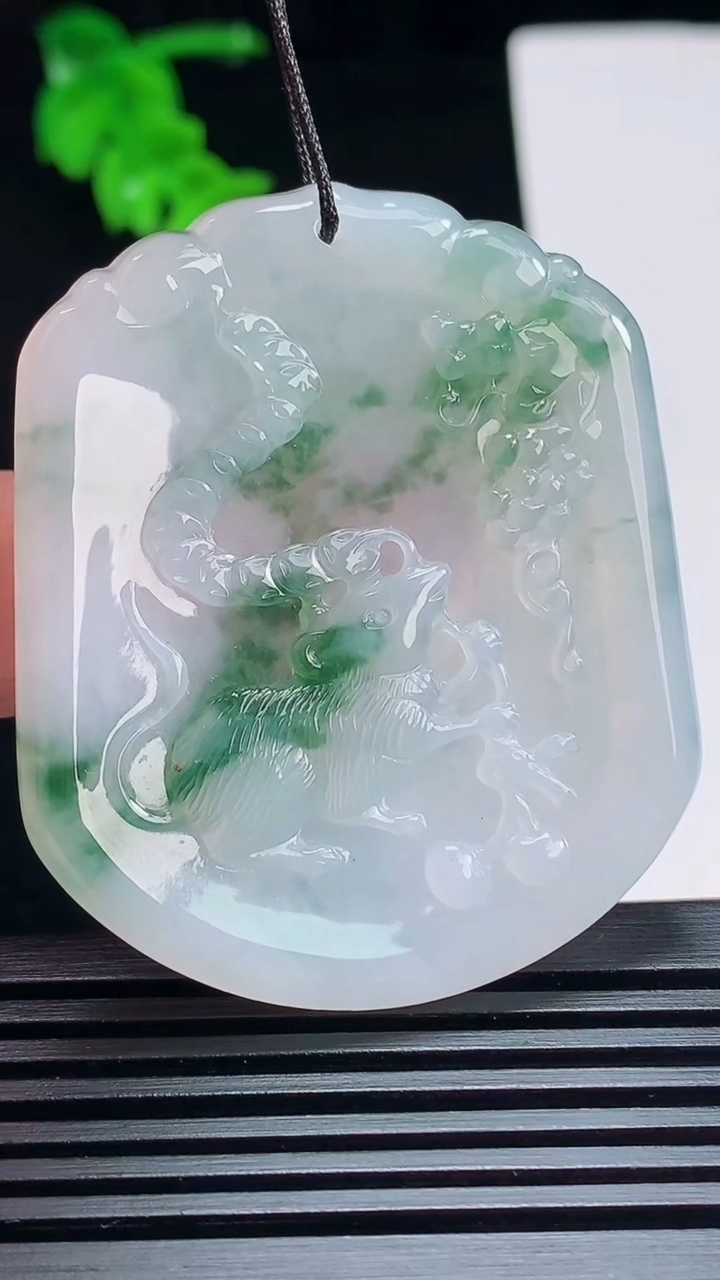 天然A货翡翠冰种飘花生肖鼠牌吊坠，尺寸51-42.6-4 重量:19.15g
7月6日