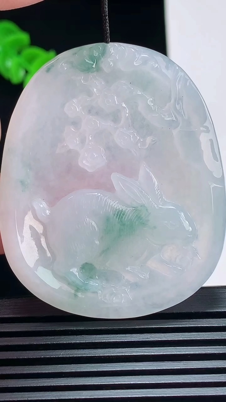 天然A货翡翠飘花生肖兔牌吊坠，尺寸50-41-5.5 重量:19.97g
7月6日