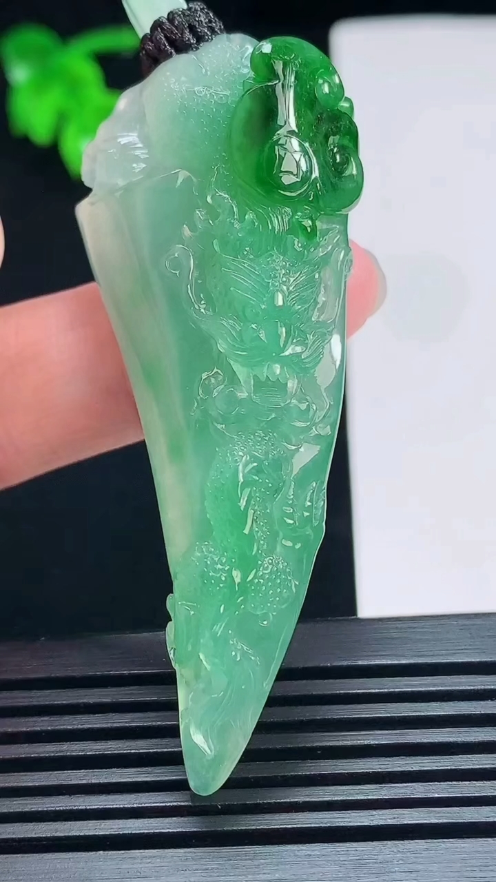 天然A货翡翠龙牙吊坠，尺寸63.5-26.5-10.3 重量:30.52g
7月6日
