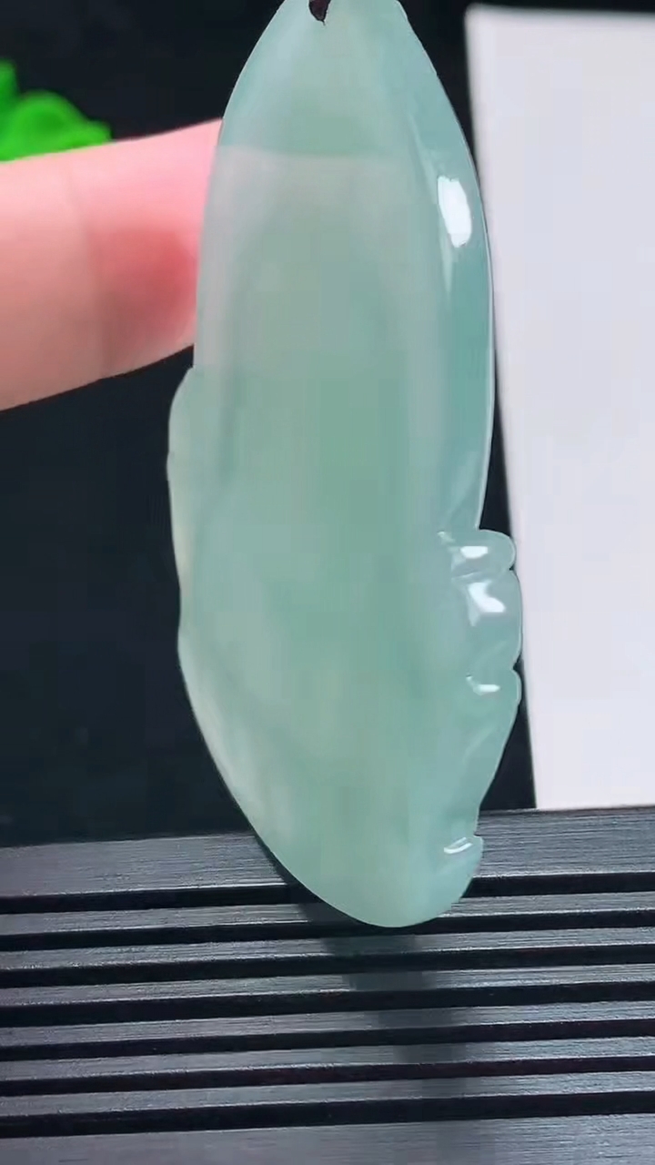 天然A货翡翠素衣观音吊坠，尺寸60-41.5-7 重量:37.68g
7月6日