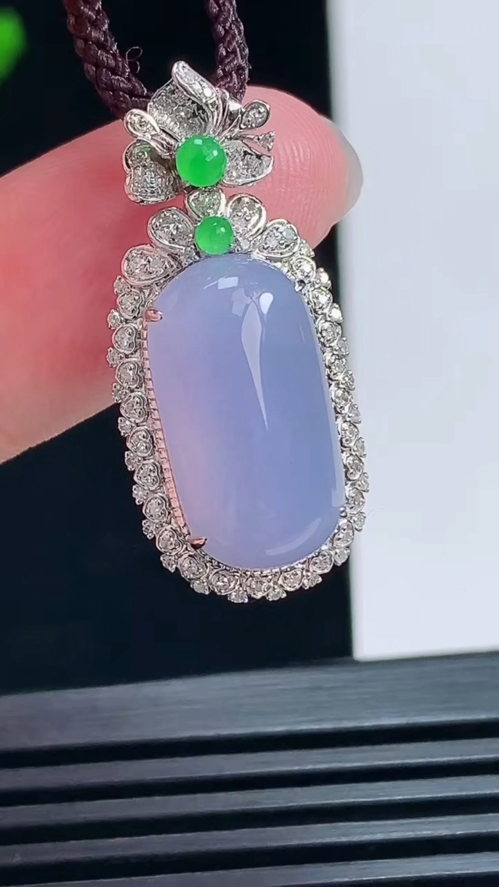 天然A货翡翠18k金紫罗兰福瓜吊坠，尺寸29-13-8.5，裸石16-9 重量:3.00g
7月6日