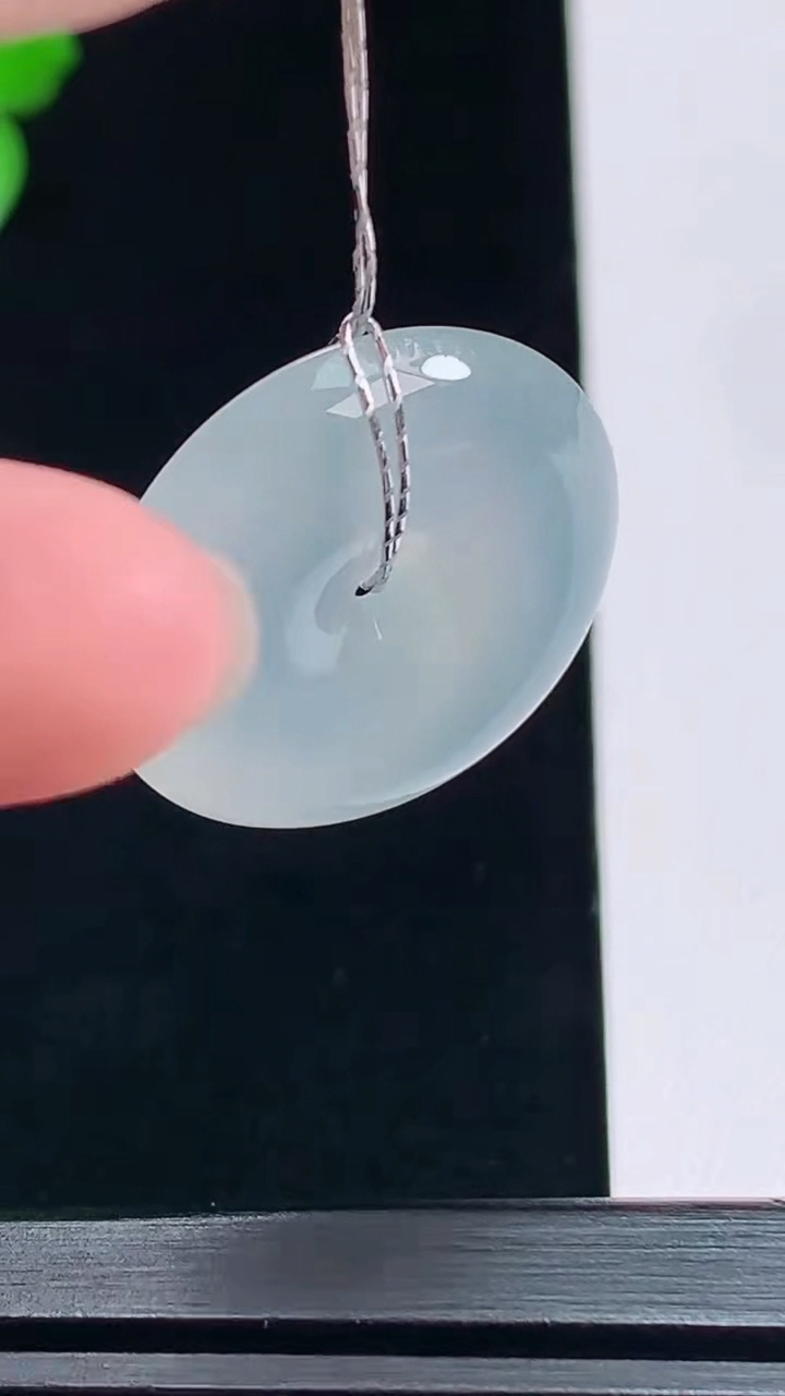 天然A货翡翠种白冰平安扣吊坠，尺寸23.6-5.8 重量:6.40g
7月6日