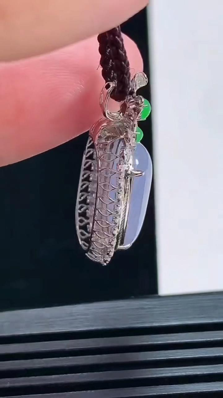 天然A货翡翠18k金紫罗兰福瓜吊坠，尺寸29-13-8.5，裸石16-9 重量:3.00g
7月6日