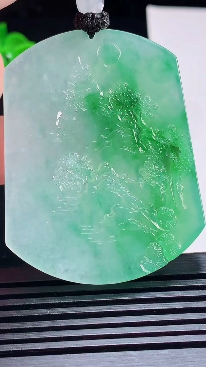 天然A货翡翠山水牌吊坠，尺寸55.2-43.6-5.2 重量:39.67g
7月6日