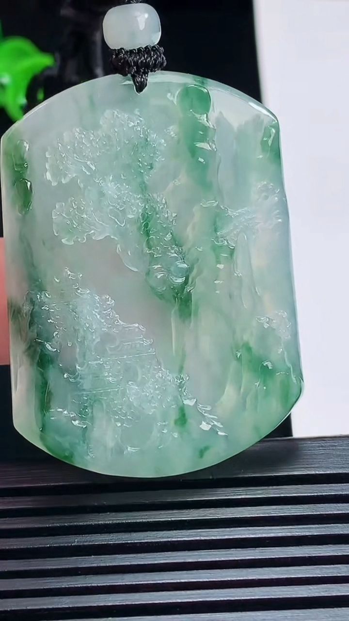天然A货翡翠种飘花山水牌吊坠，尺寸48-36-5.2 重量:24.29g
7月6日