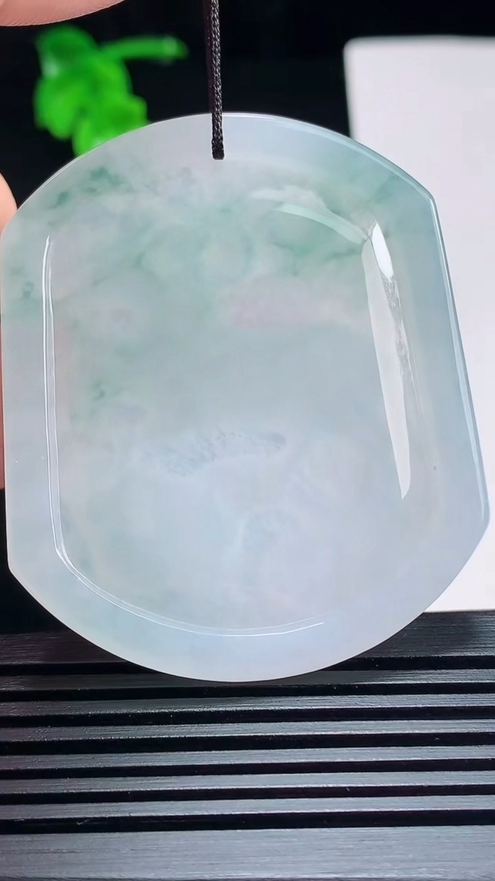天然A货翡翠冰种飘花生肖羊牌吊坠，尺寸54-45.6-4.6 重量:25.74g
7月6日