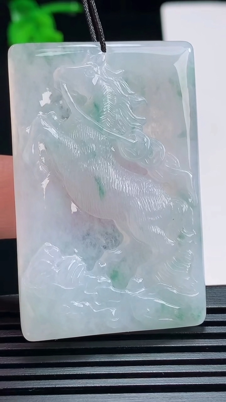 天然A货翡翠飘花生肖马牌吊坠，尺寸53-34.6-5.2 重量:24.79g
7月6日