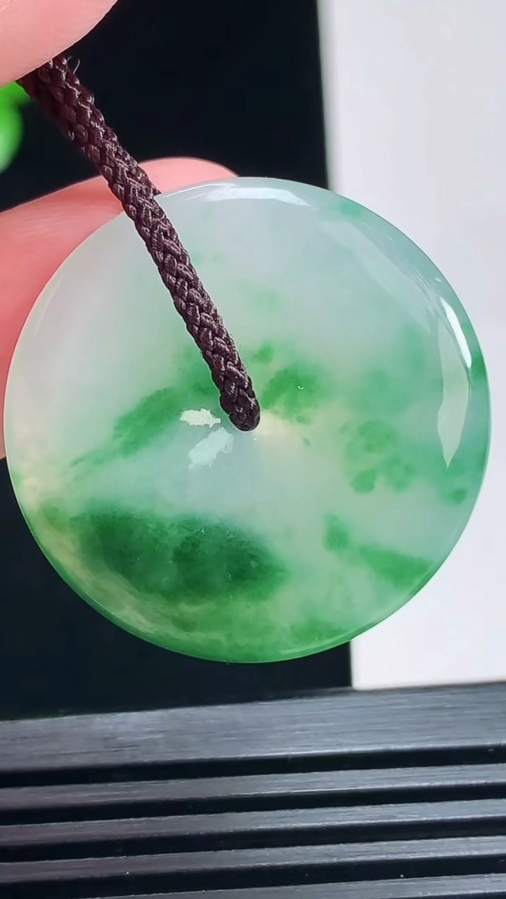 天然A货翡翠平安扣吊坠，尺寸30-4.5重量:9.00g
7月6日