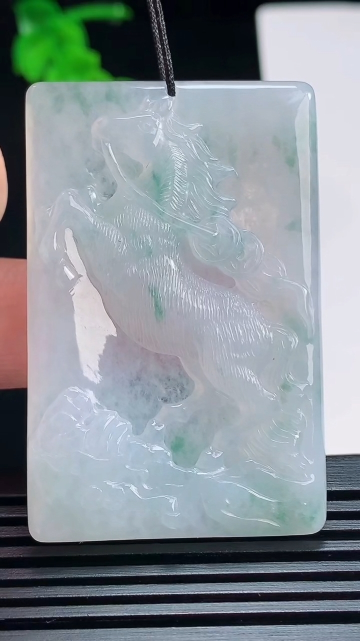 天然A货翡翠飘花生肖马牌吊坠，尺寸53-34.6-5.2 重量:24.79g
7月6日