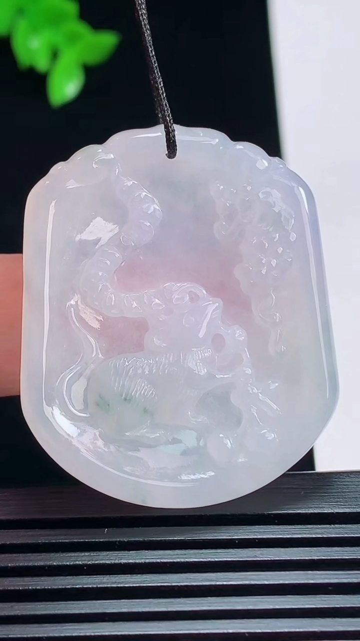 天然A货翡翠飘花生肖鼠牌吊坠，尺寸40.5-33.5-5 重量:12.15g
7月6日