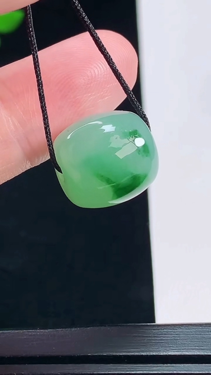 天然A货翡翠路路通吊坠，尺寸13.8-13.2 重量:5.12g
7月6日