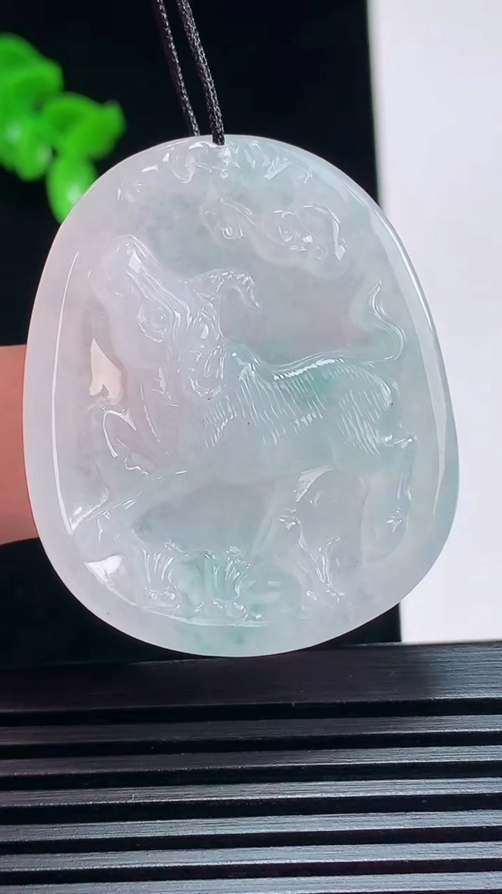 天然A货翡翠飘花生肖牛牌吊坠，尺寸40-33.6-5 重量:13.18g
7月6日