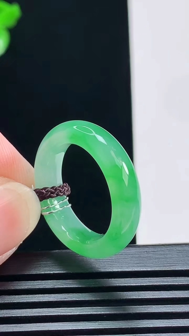 天然A货翡翠玉指环 戒指，尺寸17.6-5.2-3.8 重量:4.00g2026年7月6日
工厂直销