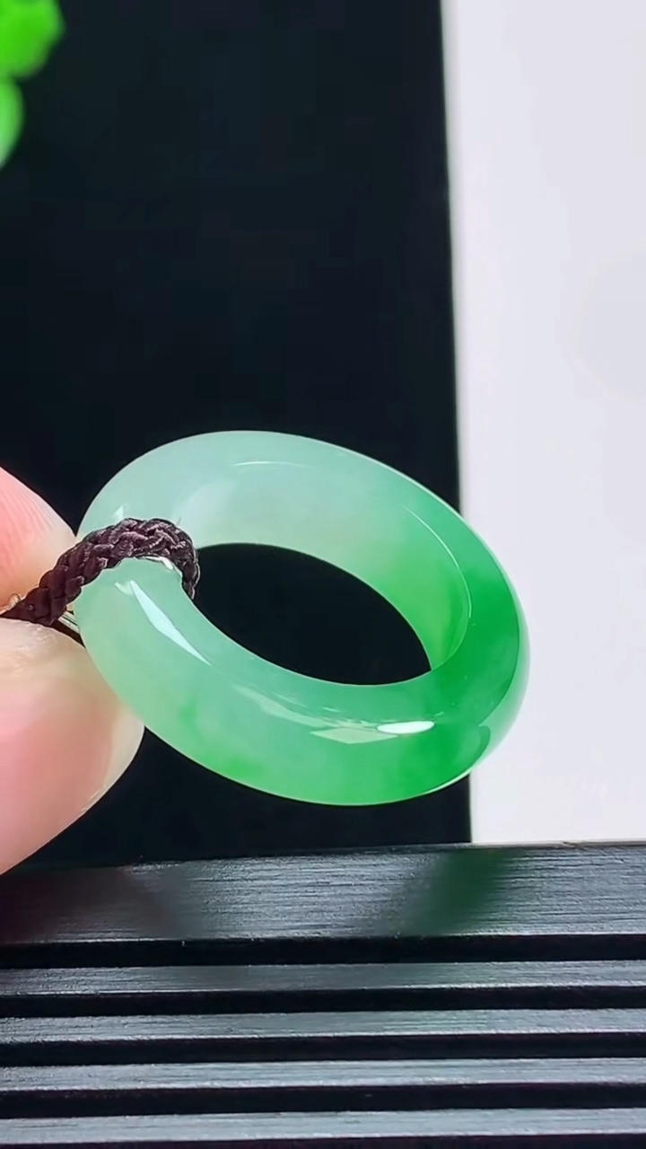 天然A货翡翠玉指环 戒指，尺寸16.6-6-4.2 重量:5.30g2026年7月6日
工厂直销收藏佳品,种好水足，色泽均匀，有种有色，上手高大气！
