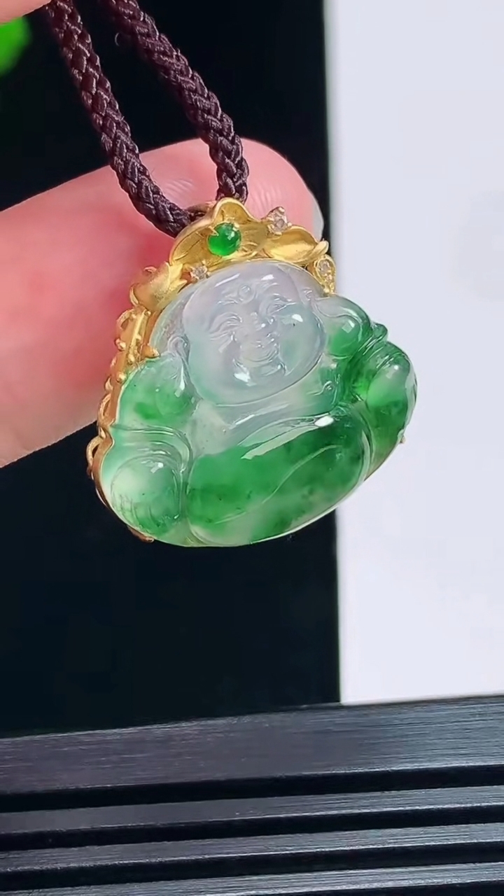 天然A货翡翠佛公吊坠，尺寸22-22.5-6.5，裸石18-22，重量:3.14g
7月6日