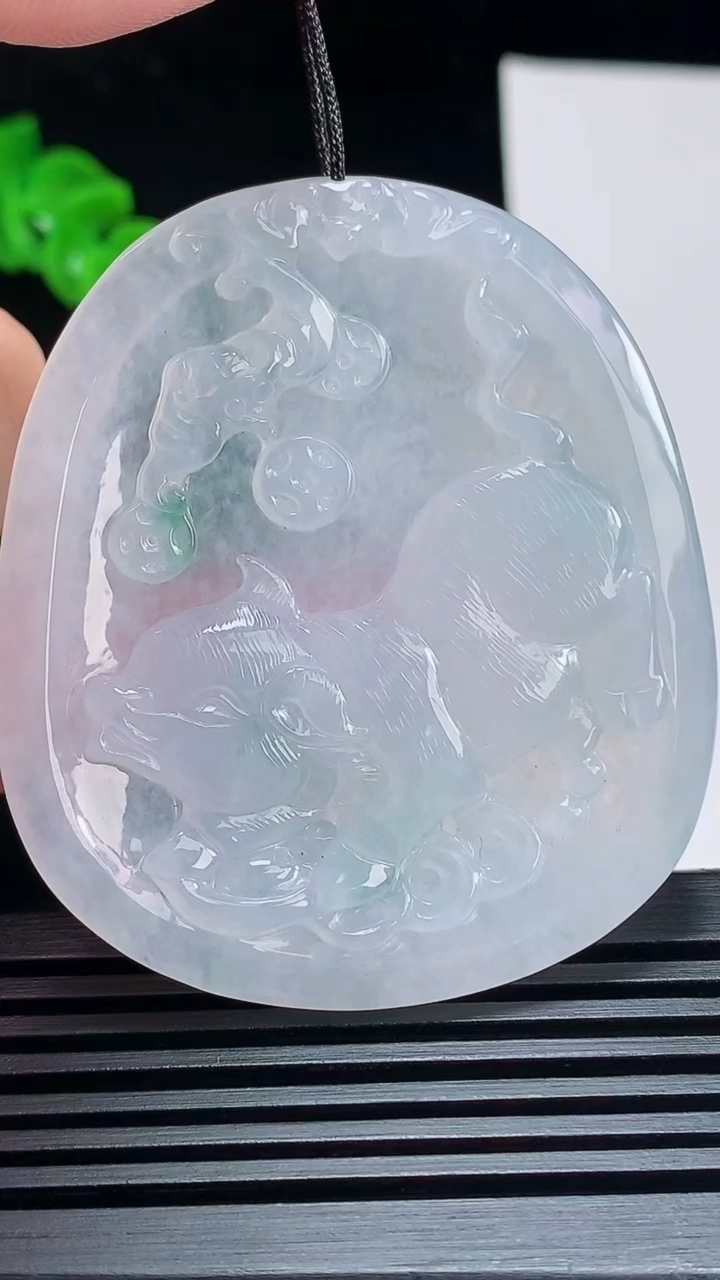 天然A货翡翠飘花生肖猪牌吊坠，尺寸54.6-47.6-5.2 重量:26.44g
7月6日