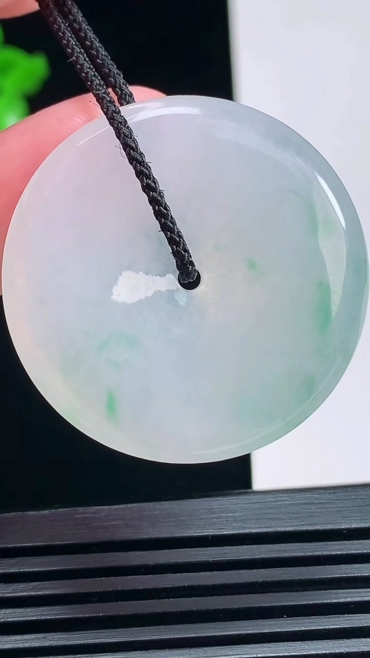 天然A货翡翠冰种飘花平安扣吊坠，尺寸35-5.2 重量:14.04g
7月6日