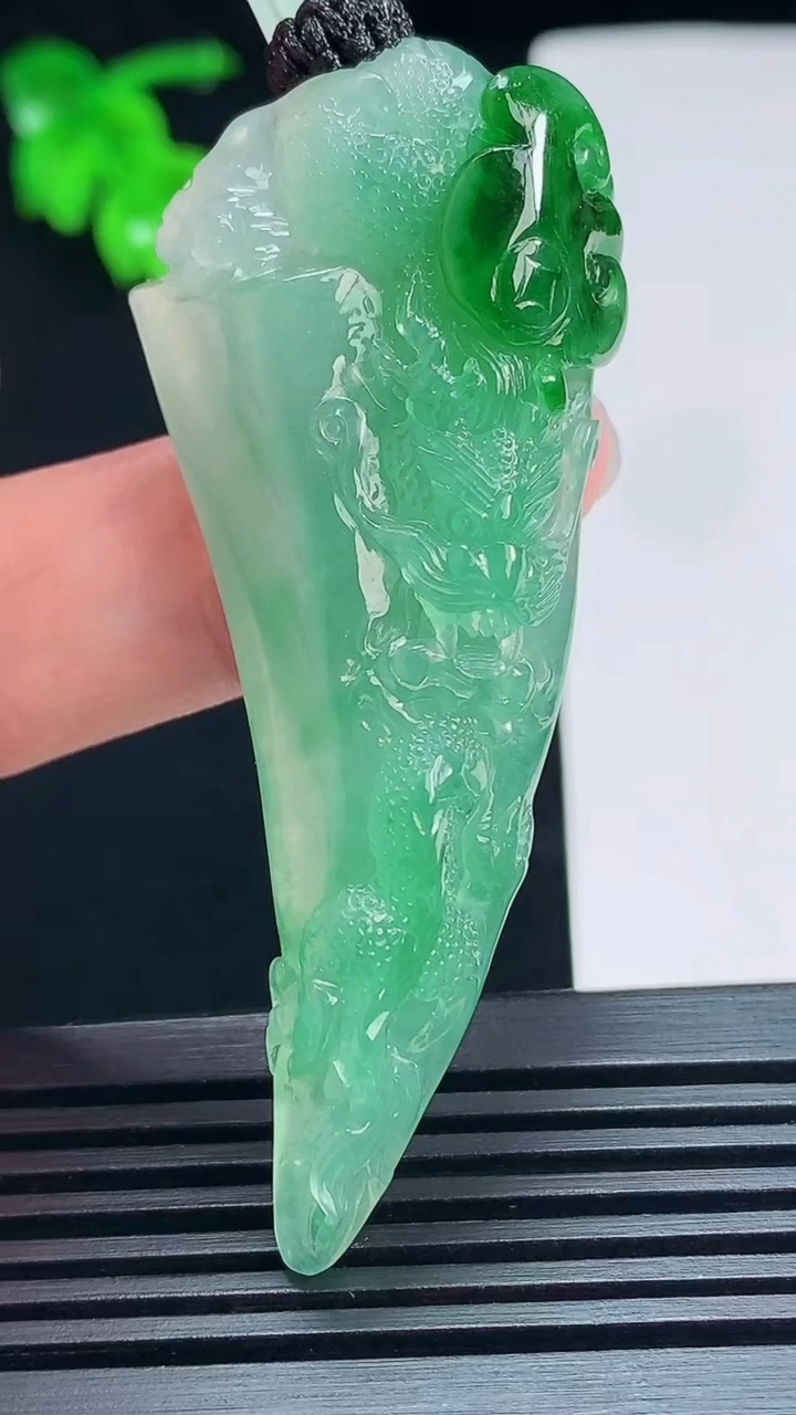 天然A货翡翠龙牙吊坠，尺寸63.5-26.5-10.3 重量:30.52g
7月6日
