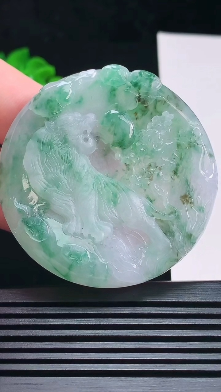天然A货翡翠生肖虎牌吊坠，尺寸52.5-6.5 重量:33.09g
7月6日