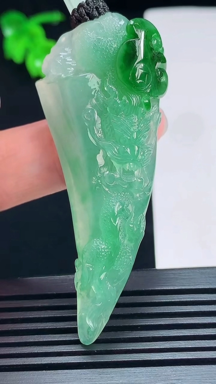 天然A货翡翠龙牙吊坠，尺寸63.5-26.5-10.3 重量:30.52g
7月6日