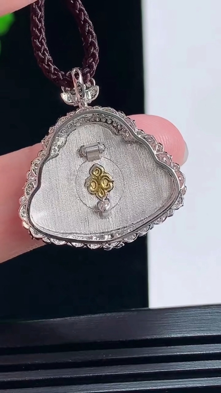 天然A货翡翠佛公吊坠，尺寸26.2-24.5-5.6，裸石16.5-22 重量:3.10g
7月6日