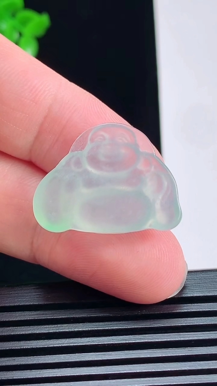 天然A货翡翠布袋佛镶嵌件，尺寸19.3-26-6 重量:4.59g
7月6日